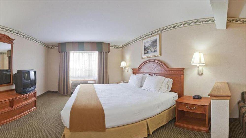 Holiday Inn Express Hotel & Suites Defiance By Ihg Exteriör bild
